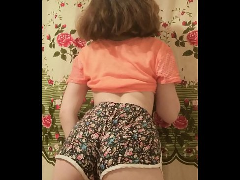 ❤️ Dhallaan yar oo sexy ah oo iska siibaysa surwaalka gaaban ee kamarada ❤️  Galmo ❌️
